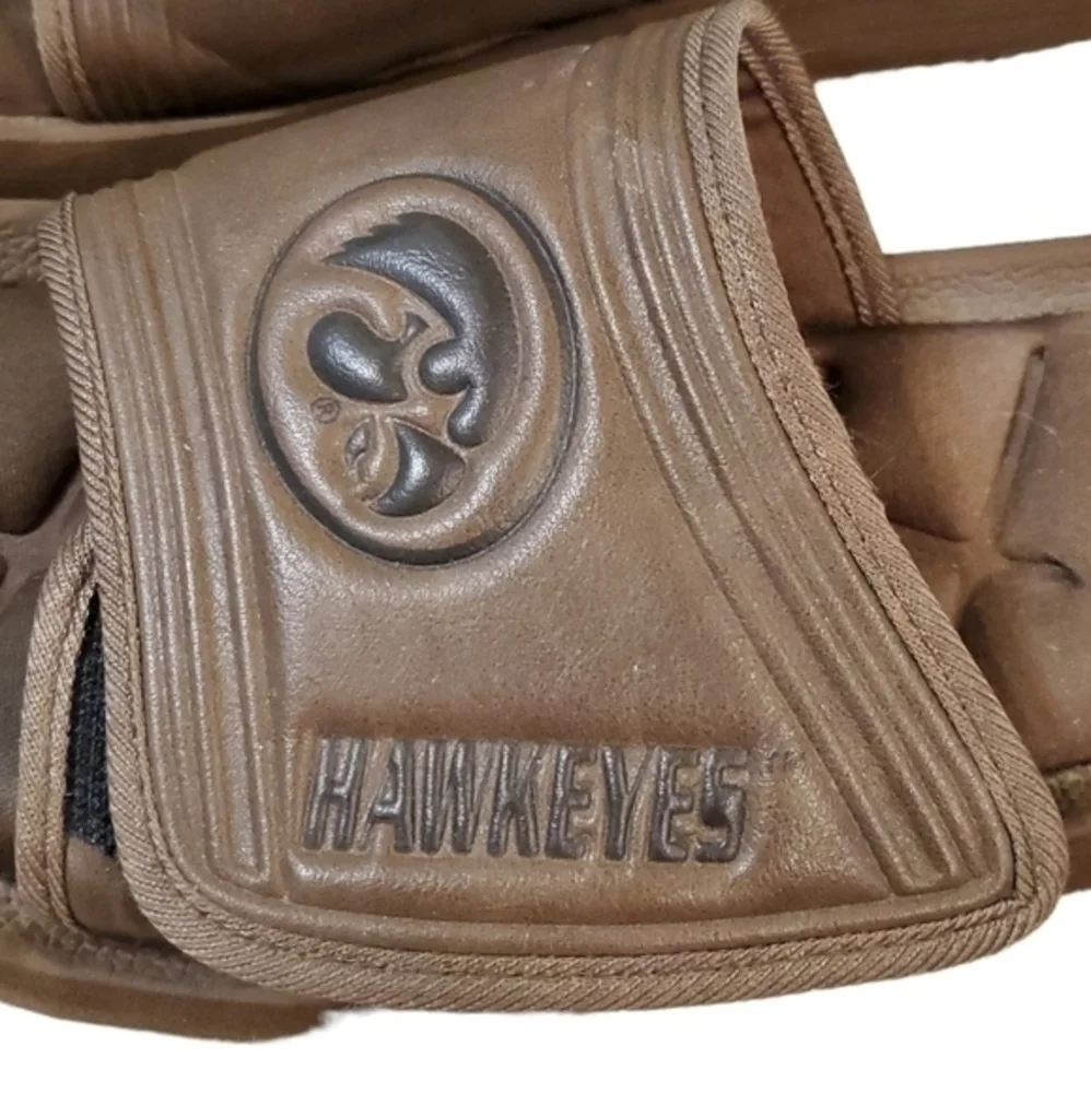 Men's NCAA Iowa Hawkeyes Brown Slide Sandals Small‎